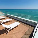 Life Seaview & 4* ポルト・レカナーティ